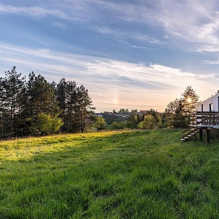 WUDINO - Ubytování v přírodě, se zvířaty v industriálním duchu, Ostrov u Macochy Exterior foto